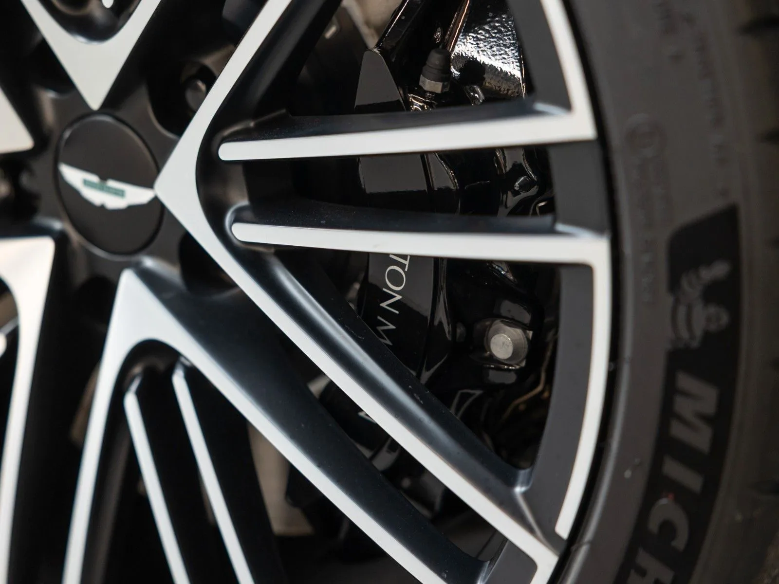 Aston Martin DB12, 18/30