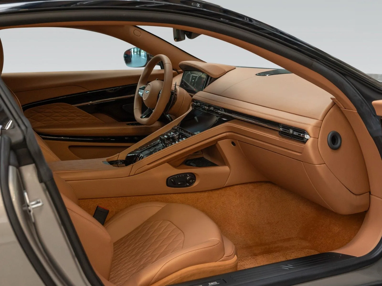Aston Martin DB12, 21/30