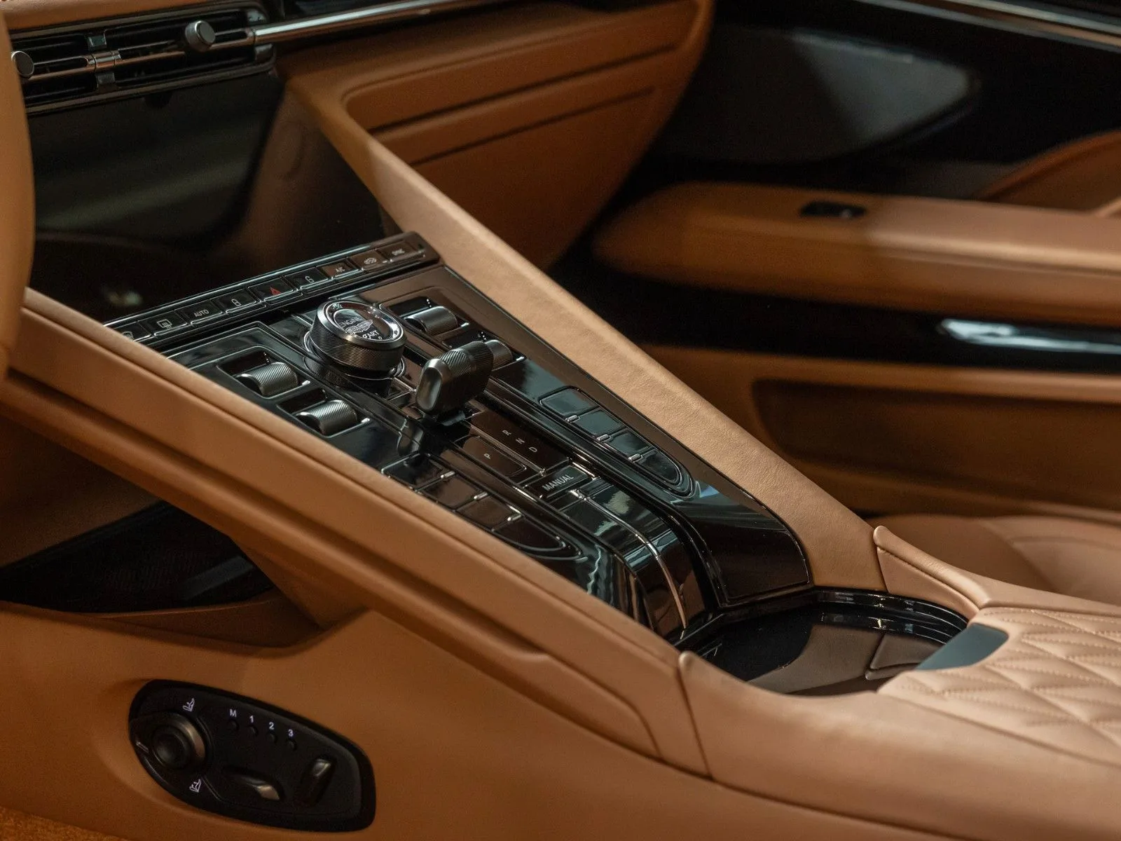 Aston Martin DB12, 23/30