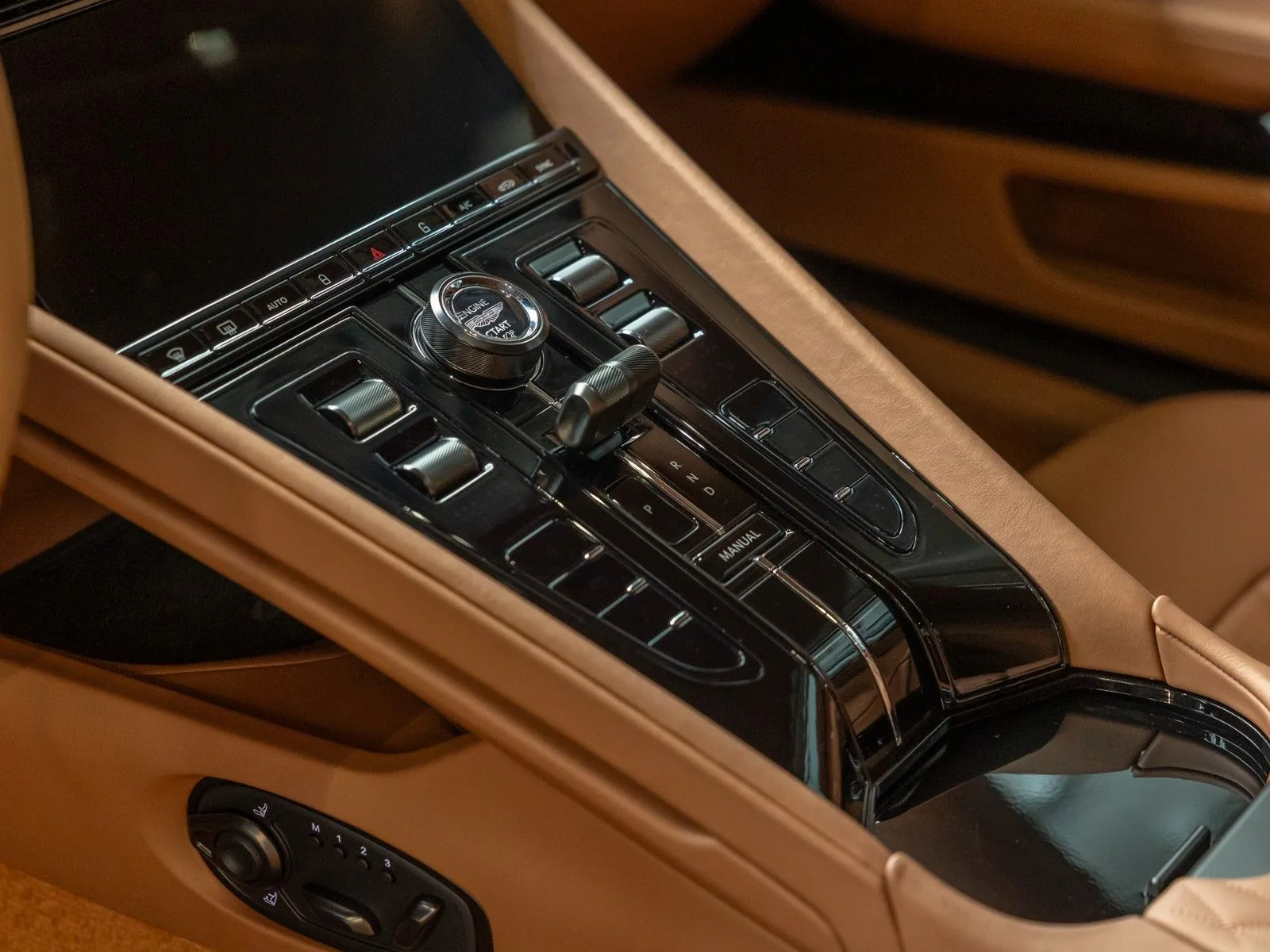 Aston Martin DB12, 24/30