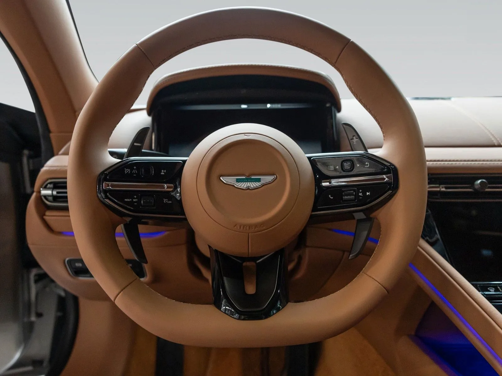 Aston Martin DB12, 25/30