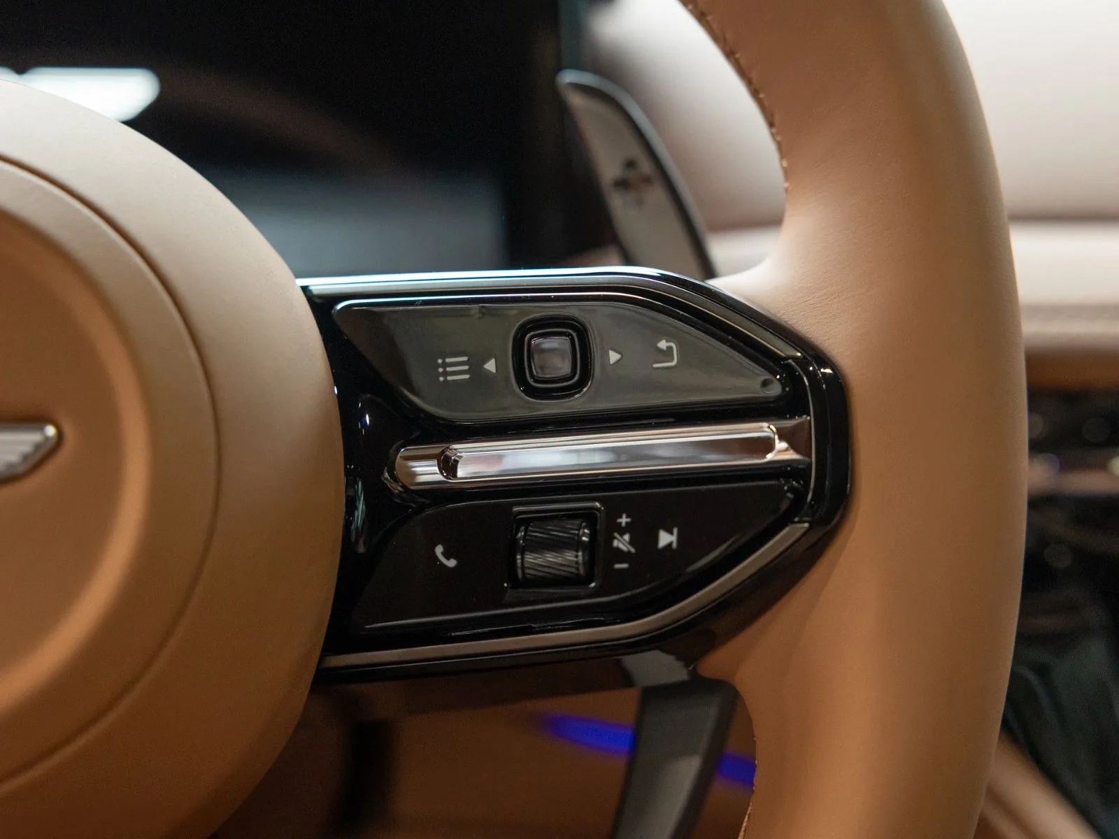 Aston Martin DB12, 27/30