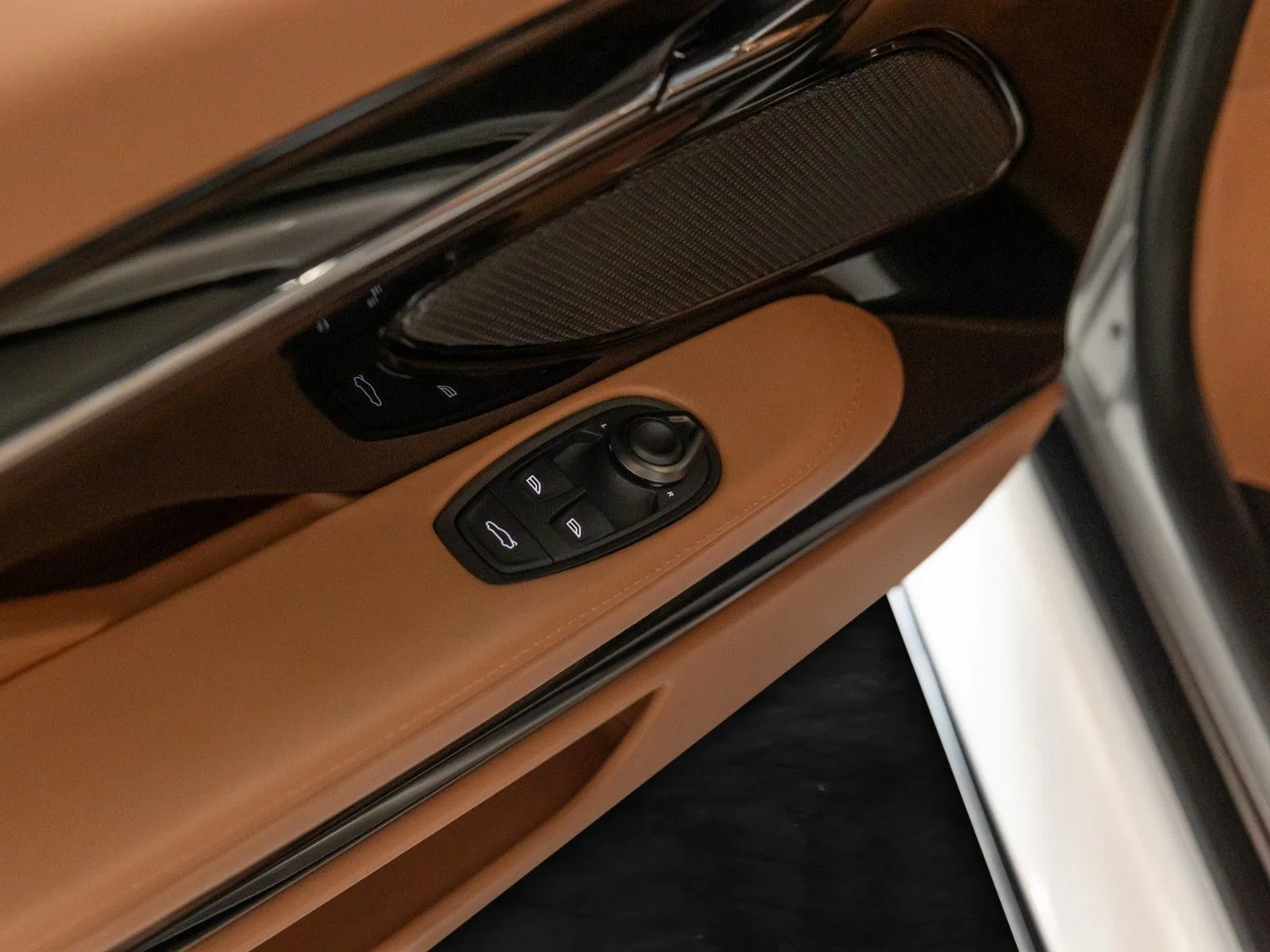 Aston Martin DB12, 29/30
