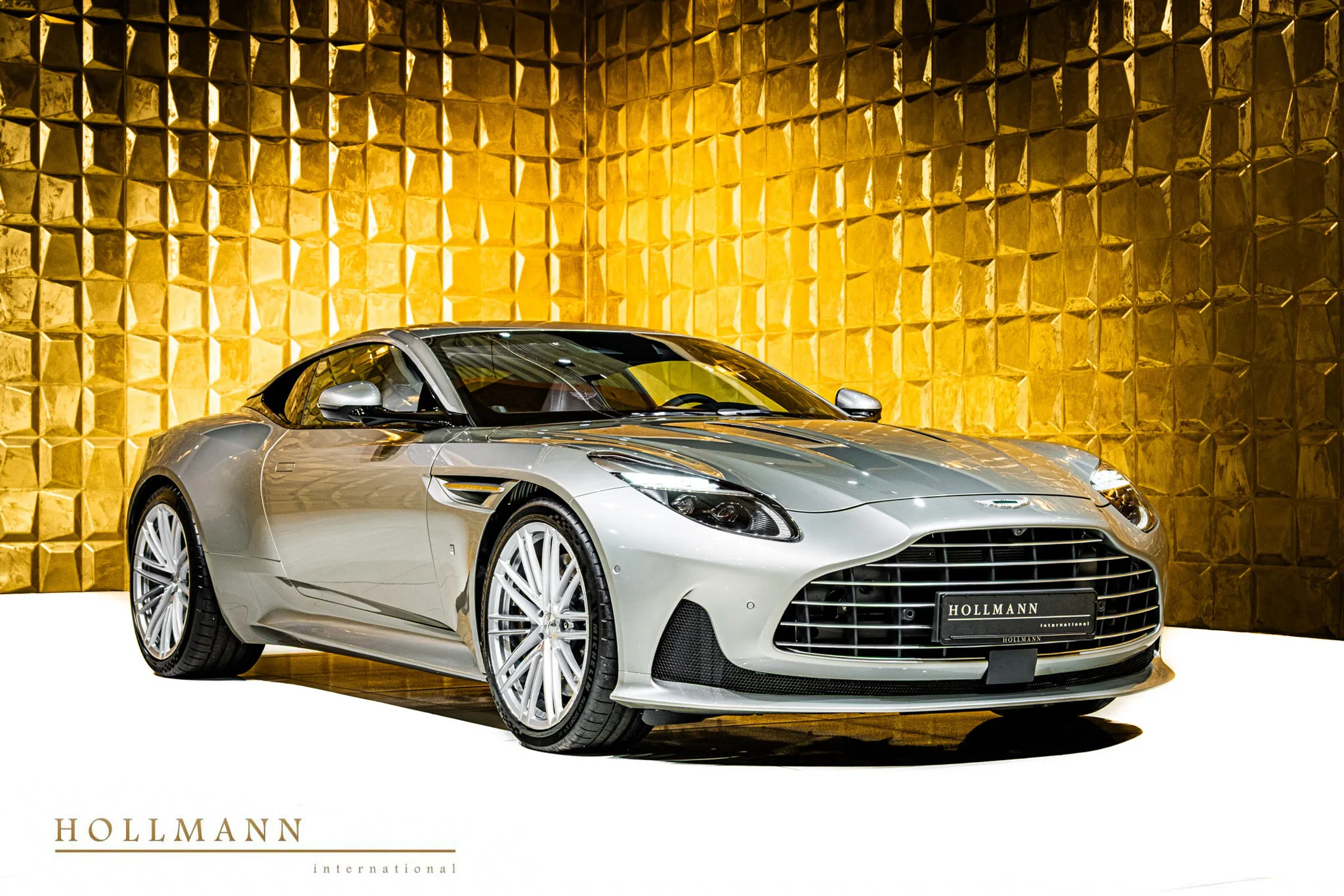 Aston Martin DB12 angeboten von einem Fachhändler in Stuhr, Deutschland, Hauptfoto