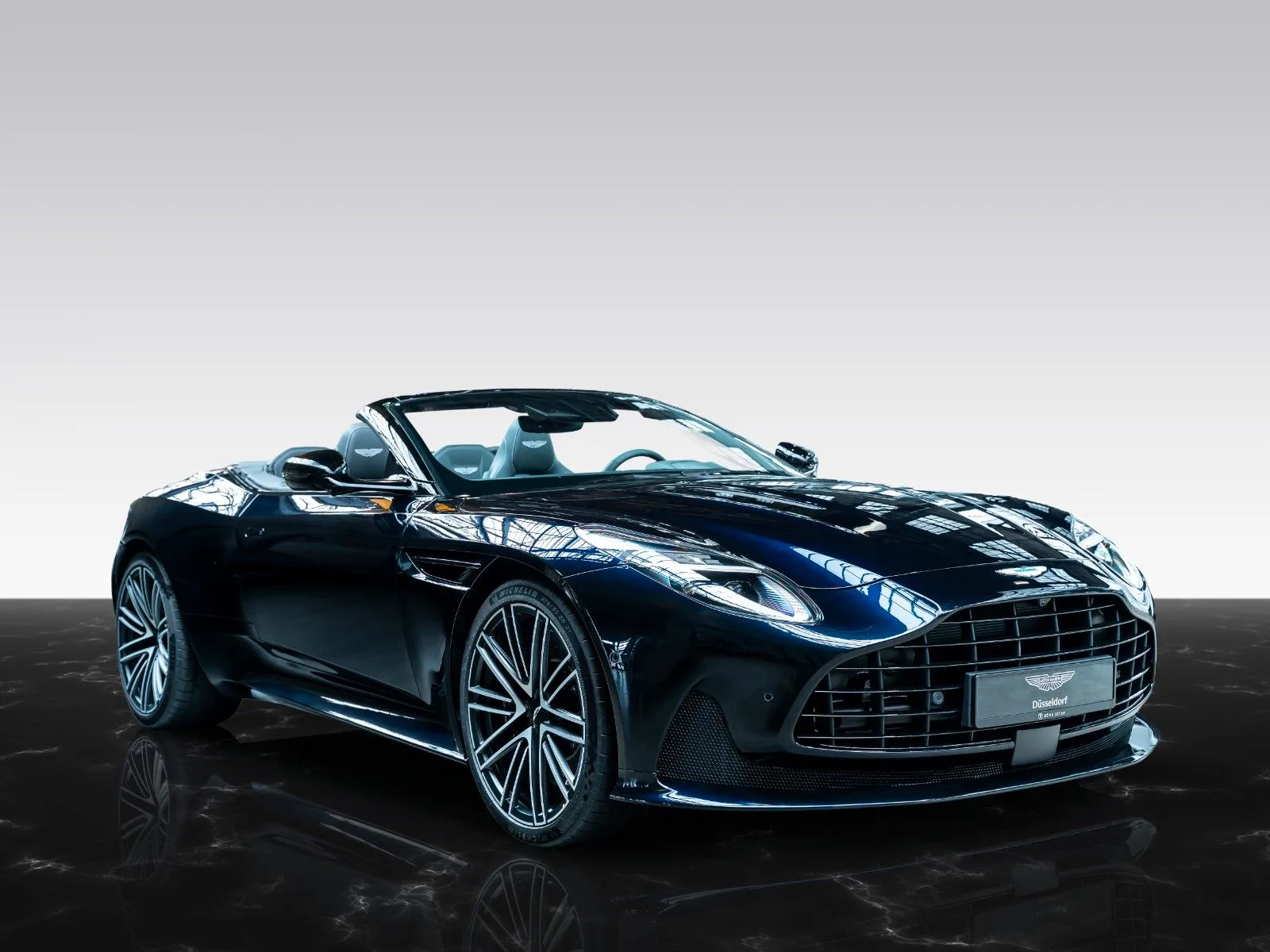 Aston Martin DB12 Volante angeboten von einem Vertragshändler in Düsseldorf, Deutschland, Hauptfoto