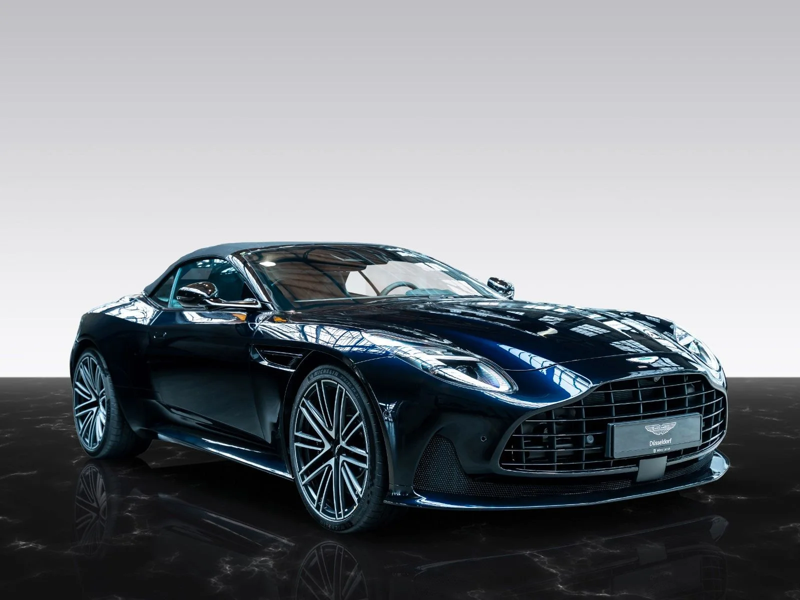 Aston Martin DB12 Volante, 2/28