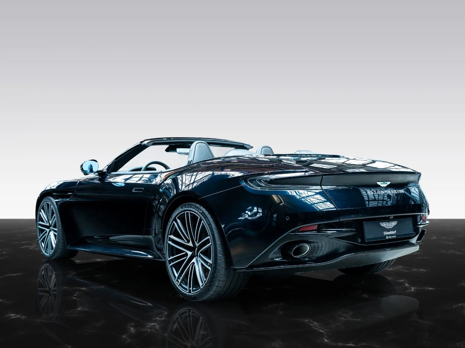 Aston Martin DB12 Volante, 3/28