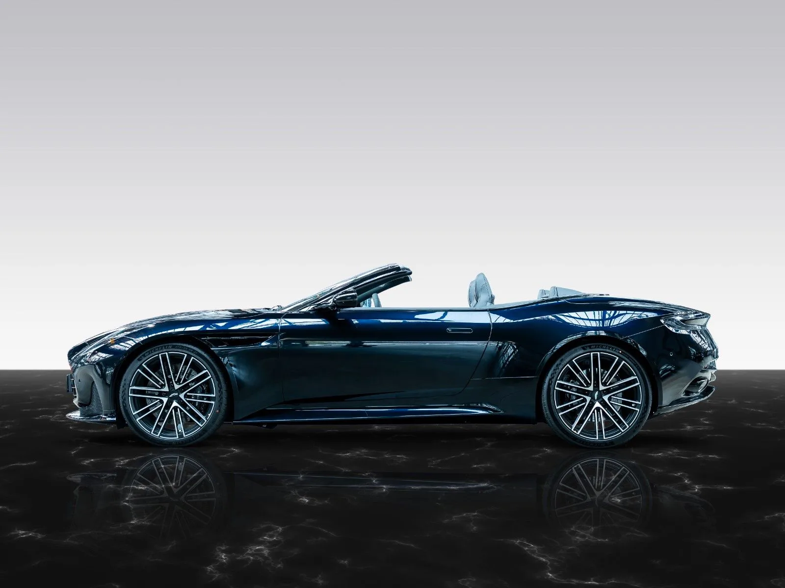 Aston Martin DB12 Volante, 7/28