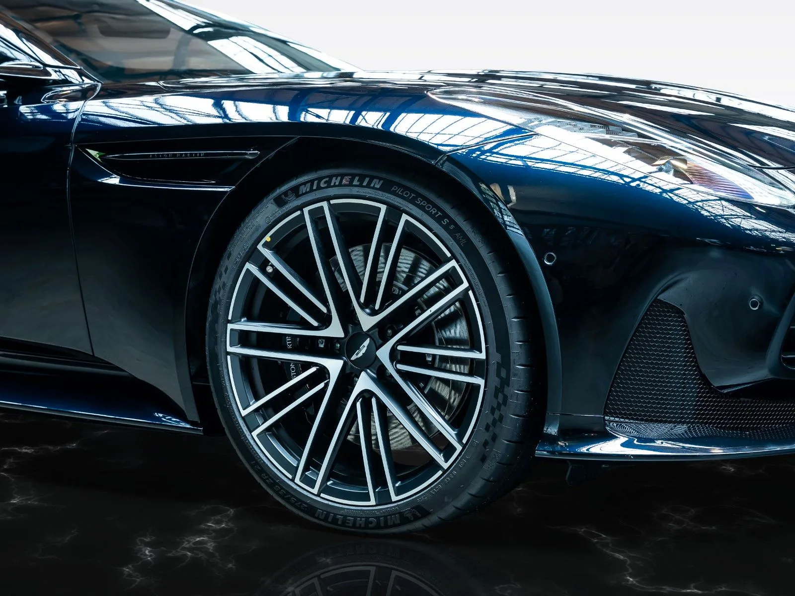 Aston Martin DB12 Volante, 10/28