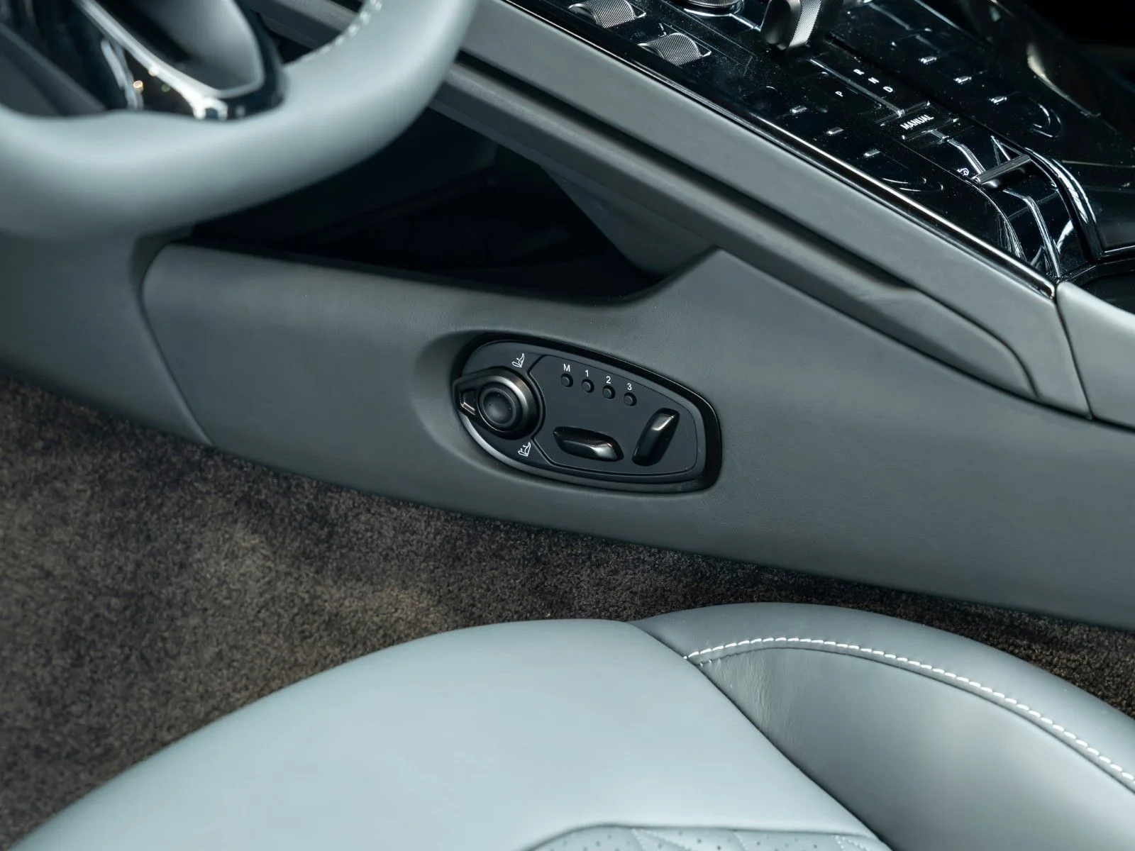 Aston Martin DB12 Volante, 17/28