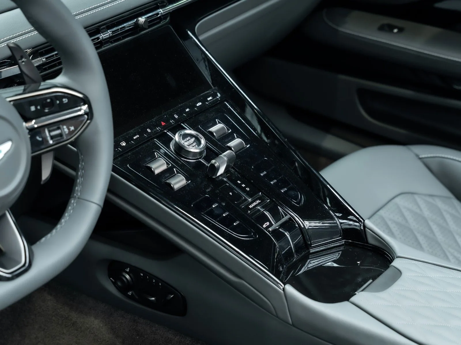 Aston Martin DB12 Volante, 18/28