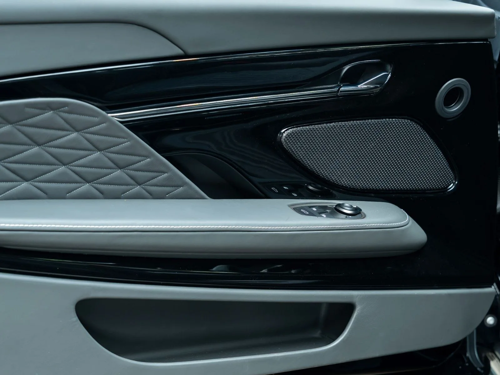 Aston Martin DB12 Volante, 25/28