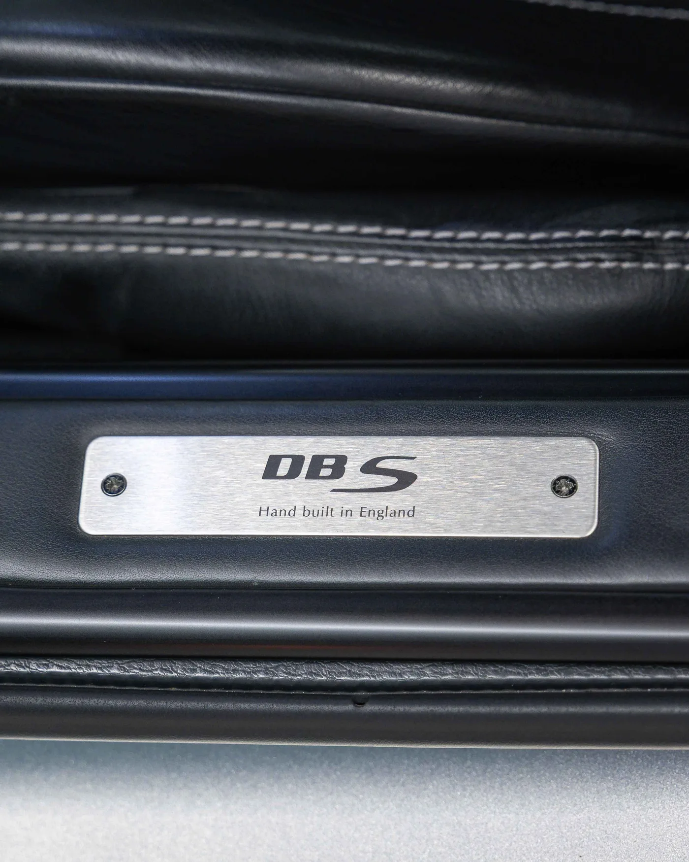 Aston Martin DBS angeboten von einem Supersportwagenhändler in Riyadh, Saudi-Arabien, Foto 11 von 17
