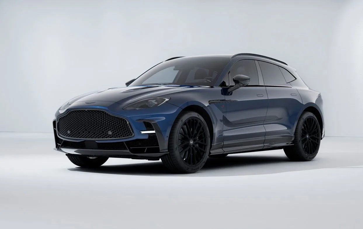 Aston Martin DBX S en un concesionario especializado de Hockenheim, Alemania, foto principal