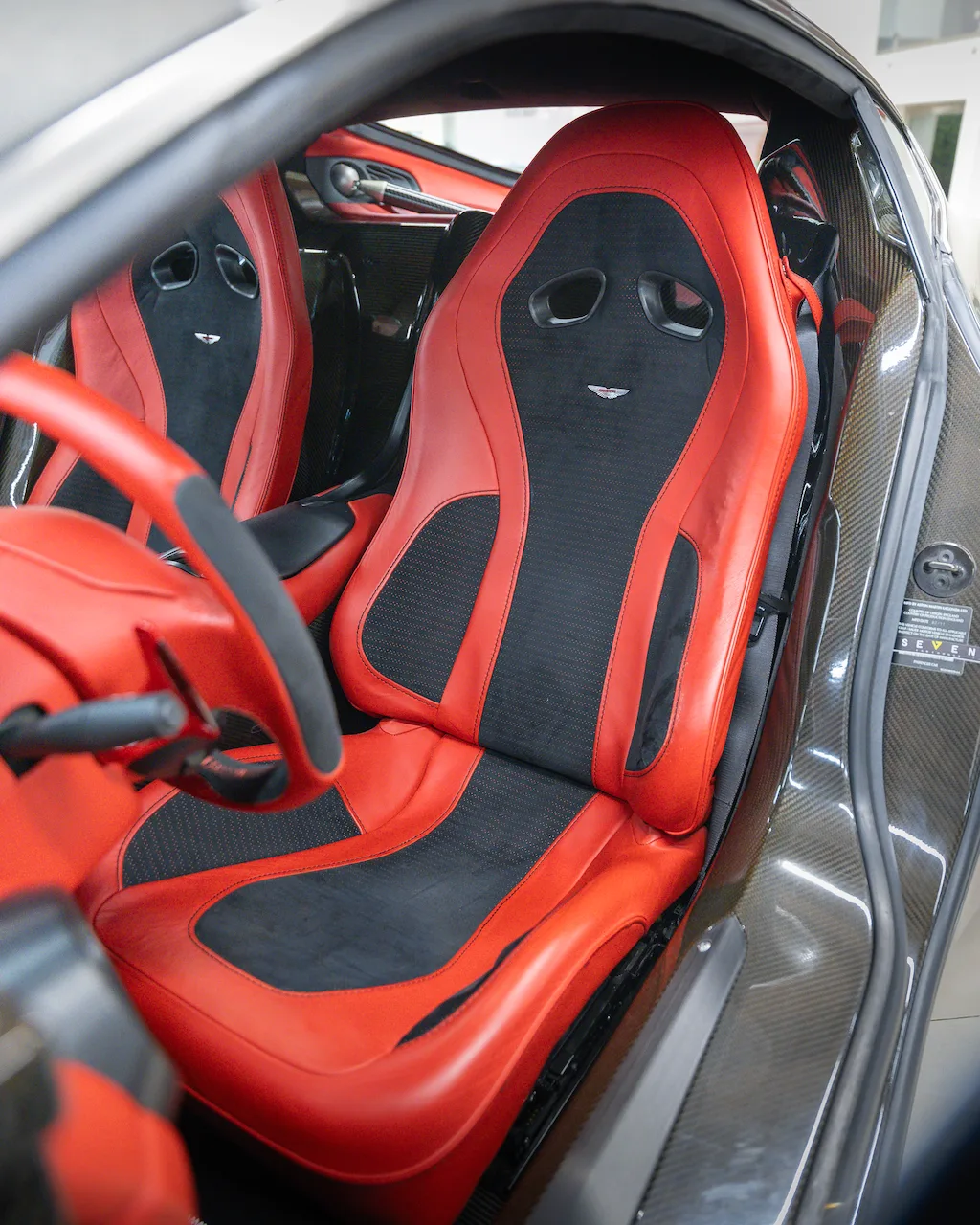 2011 Aston Martin One-77 Q Series angeboten von einem Supersportwagenhändler in Riyadh, Saudi-Arabien, Foto 7 von 21