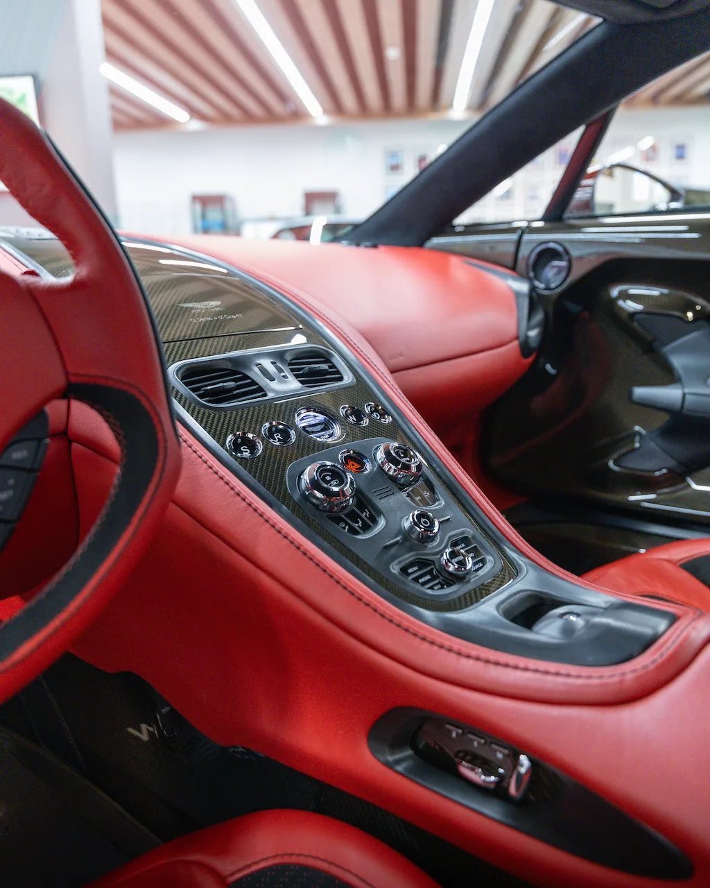 2011 Aston Martin One-77 Q Series angeboten von einem Supersportwagenhändler in Riyadh, Saudi-Arabien, Foto 8 von 21