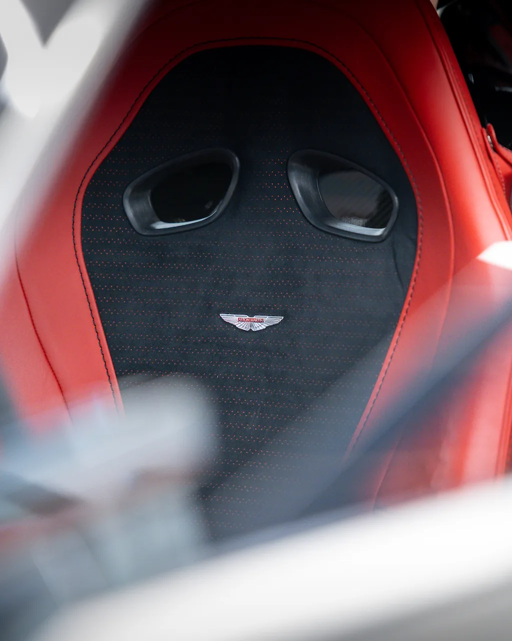 2011 Aston Martin One-77 Q Series angeboten von einem Supersportwagenhändler in Riyadh, Saudi-Arabien, Foto 11 von 21