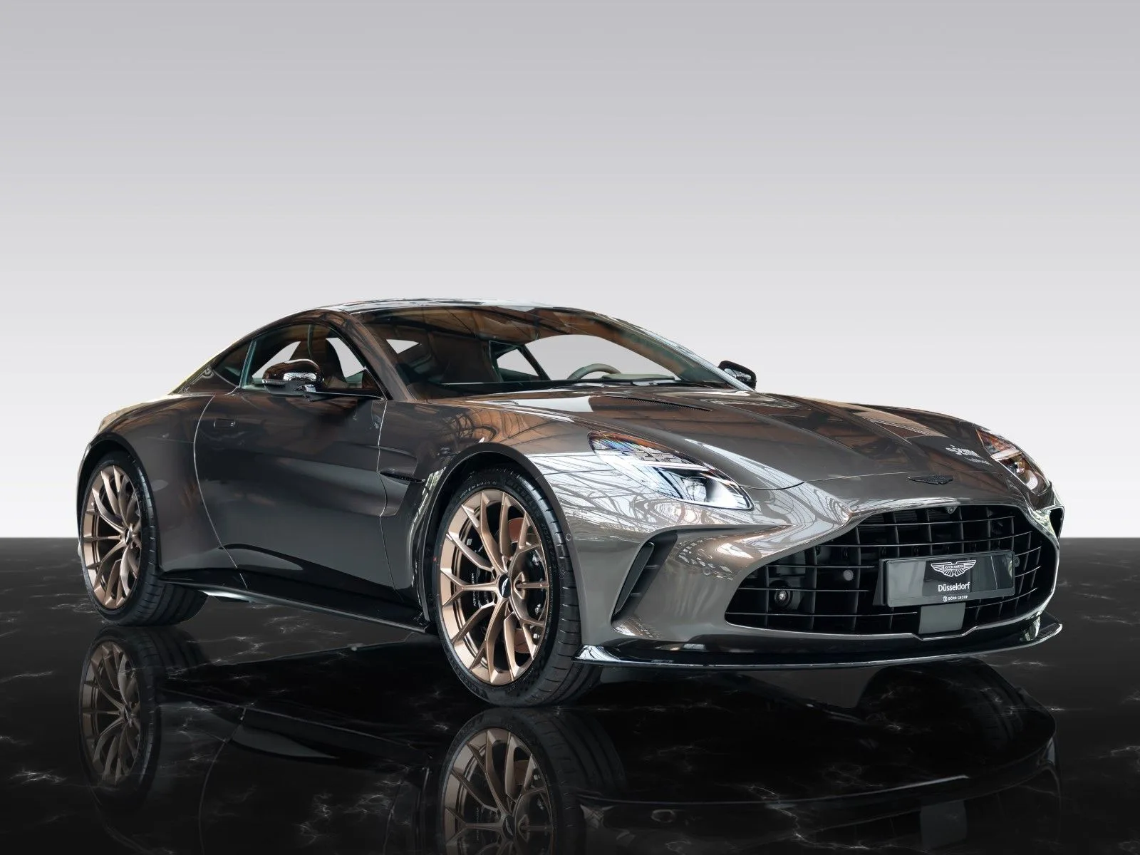 Aston Martin V8 Vantage angeboten von einem Vertragshändler in Düsseldorf, Deutschland, Hauptfoto