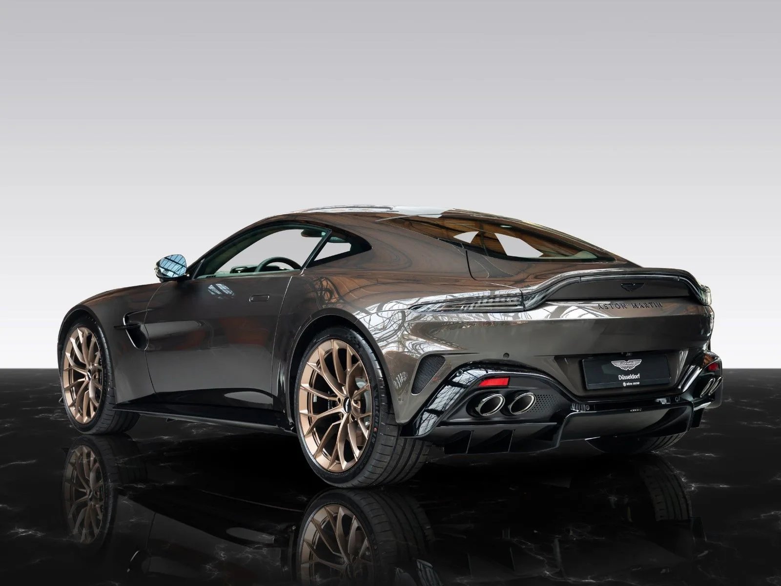 Aston Martin V8 Vantage, 2/30