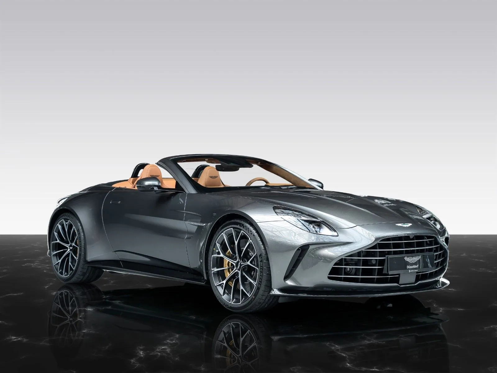 Aston Martin V8 Vantage angeboten von einem Vertragshändler in Düsseldorf, Deutschland, Hauptfoto