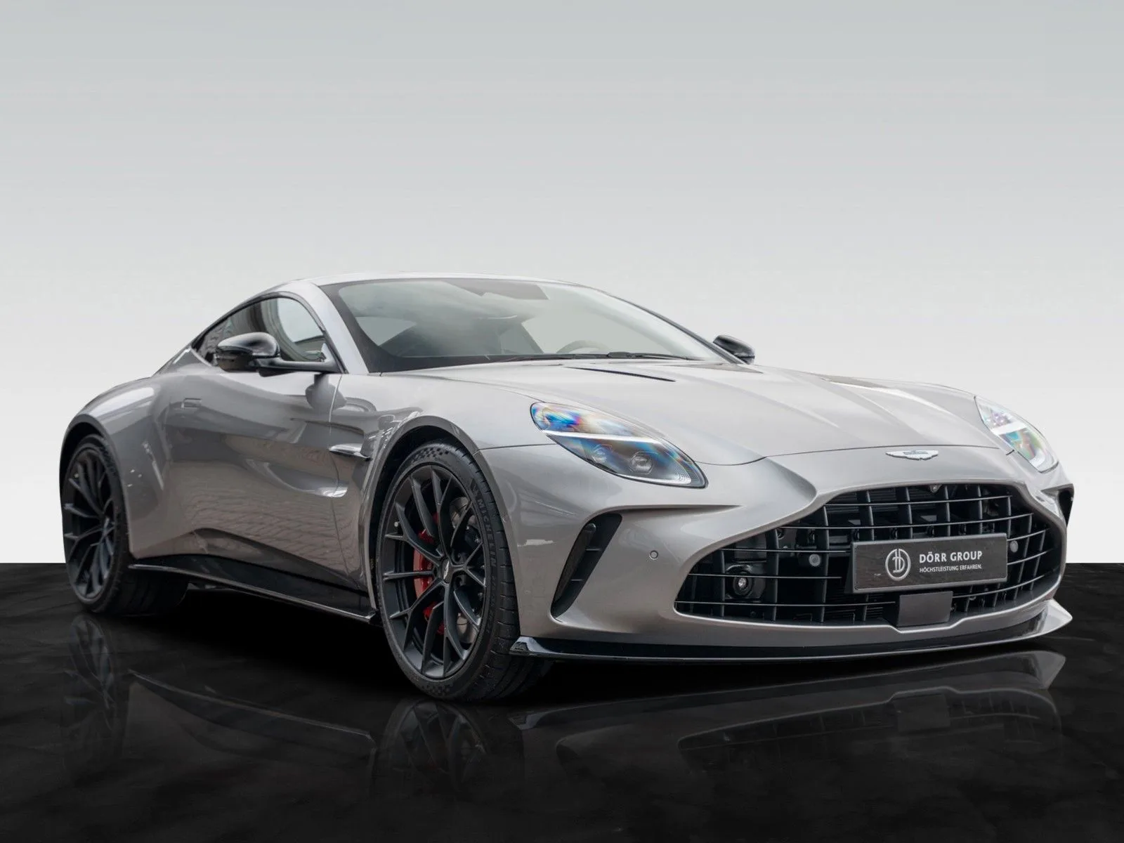 Aston Martin V8 Vantage angeboten von einem Vertragshändler in Berlin, Deutschland, Hauptfoto