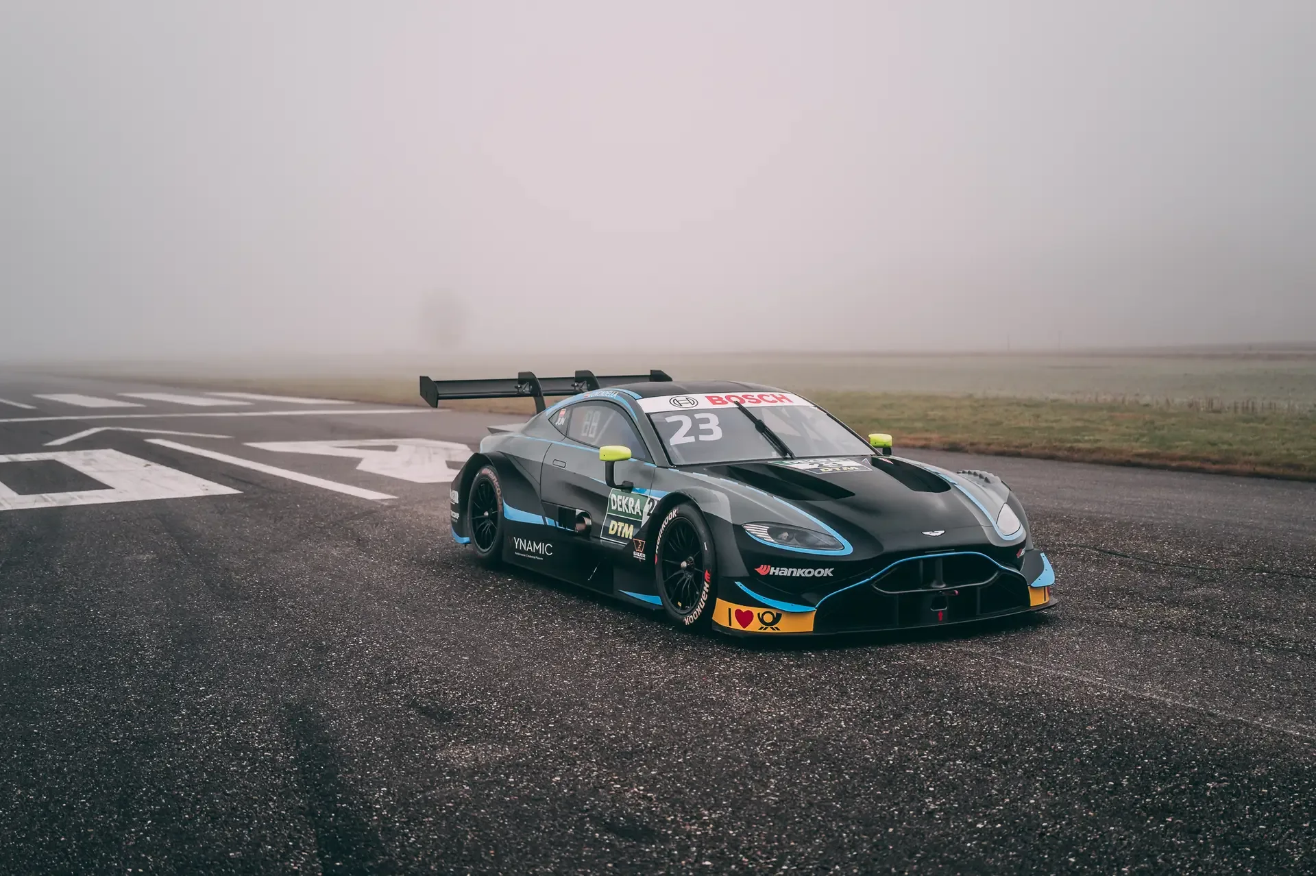 Aston Martin V8 Vantage DTM proposée par un concessionnaire spécialisé à Munich, Allemagne, photo principale