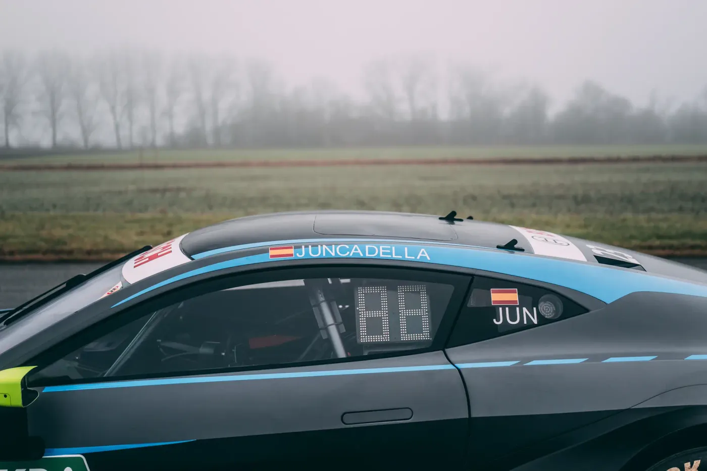 Aston Martin V8 Vantage DTM proposée par un concessionnaire spécialisé à Munich, Allemagne, photo 10 sur 15