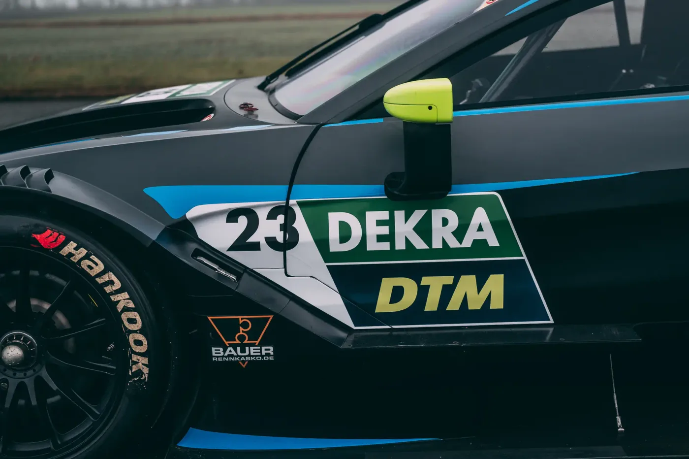 Aston Martin V8 Vantage DTM proposée par un concessionnaire spécialisé à Munich, Allemagne, photo 11 sur 15