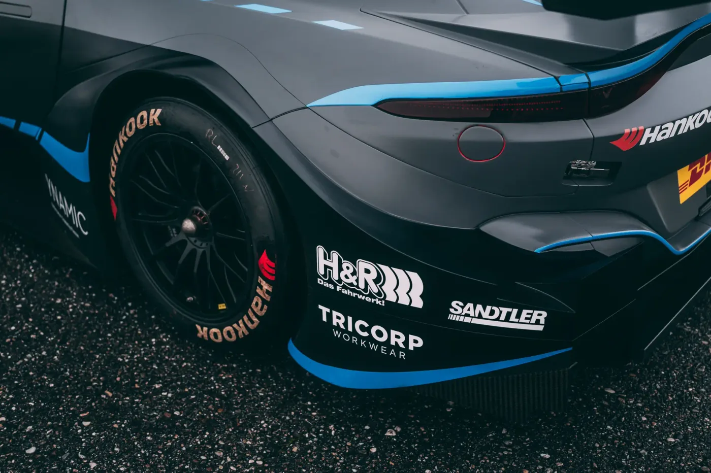 Aston Martin V8 Vantage DTM proposée par un concessionnaire spécialisé à Munich, Allemagne, photo 13 sur 15