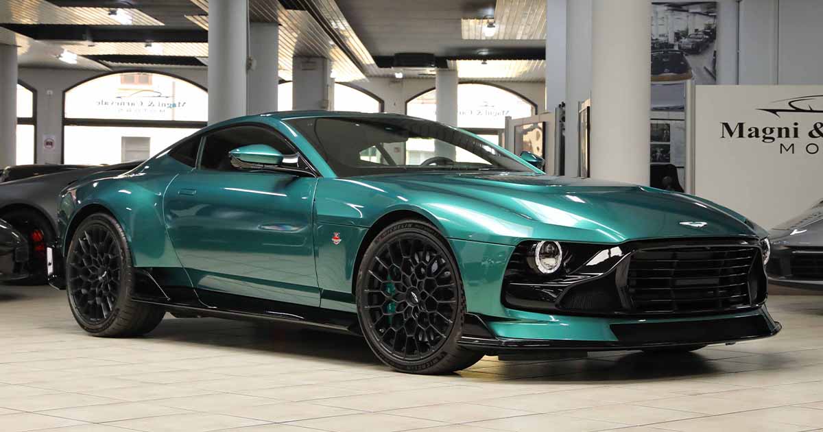 Aston Martin Valour proposée par un concessionnaire spécialisé à Milan, Italie, photo principale