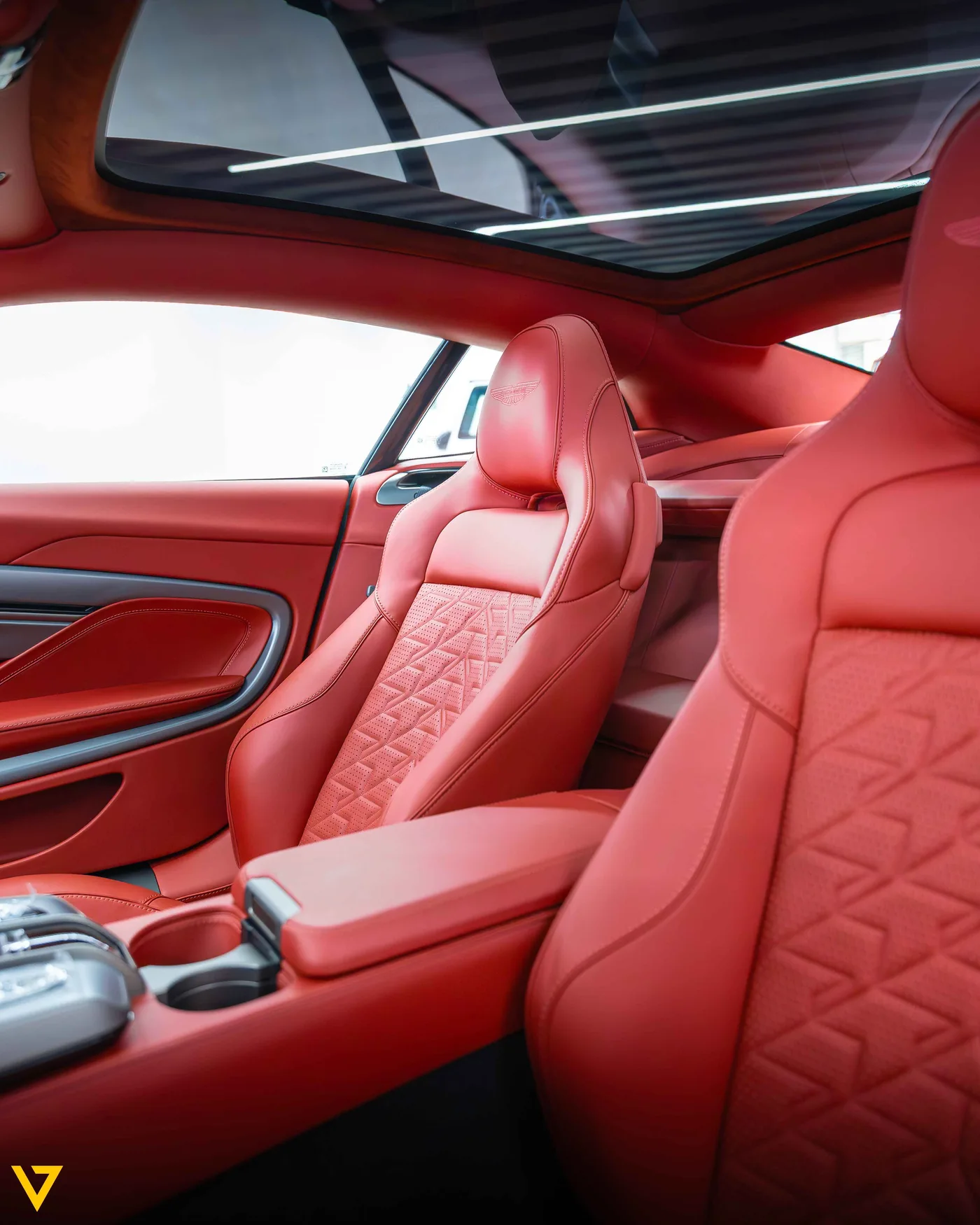 Aston Martin Vanquish offered by a supercar dealer in Riyadh, Saudi Arabia, photo 10 of 17
