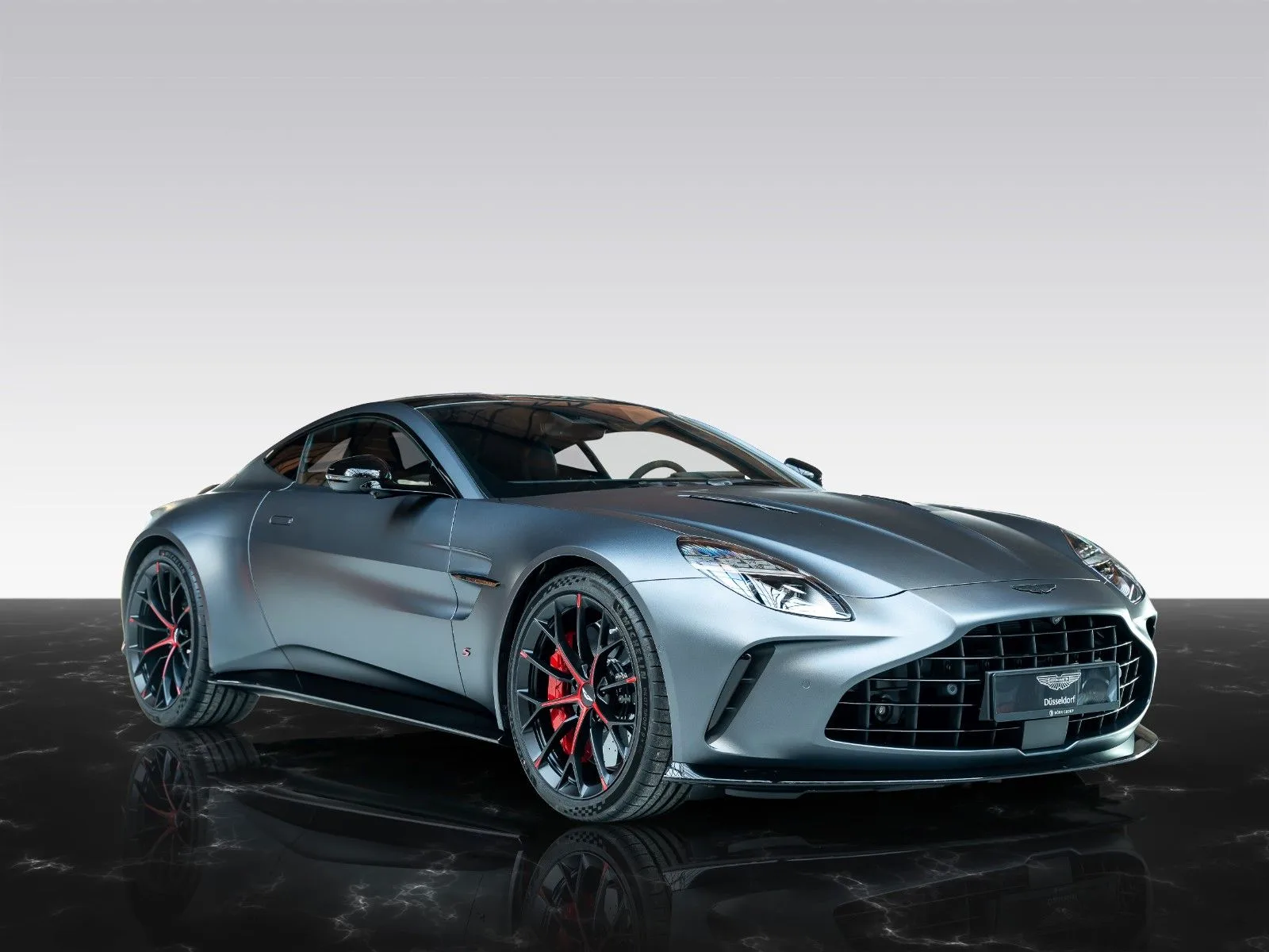 Aston Martin Vantage S proposée par un concessionnaire agréé à Düsseldorf, Allemagne, photo principale