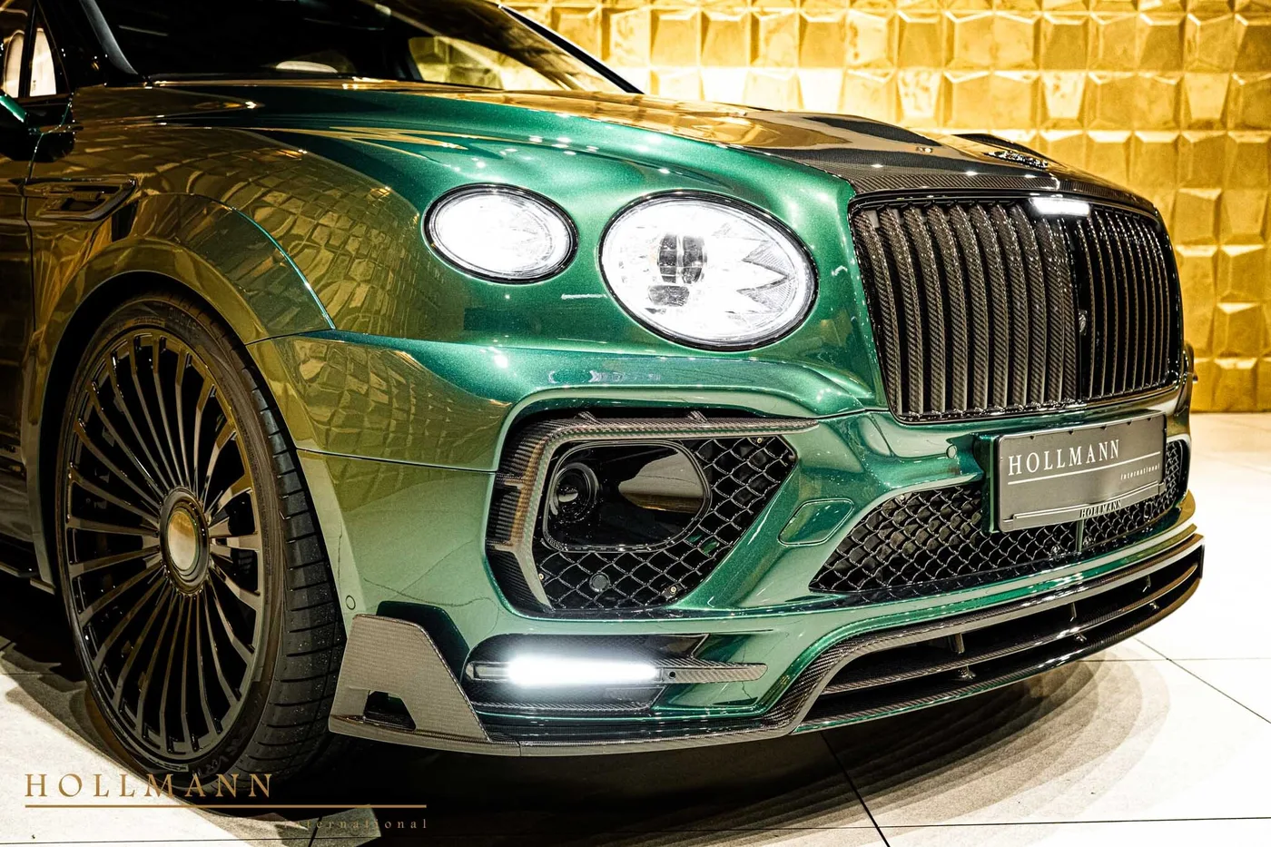 Bentley Bentayga EWB V8 offered by a specialist dealer in Stuhr, Germany, photo 3 of 8