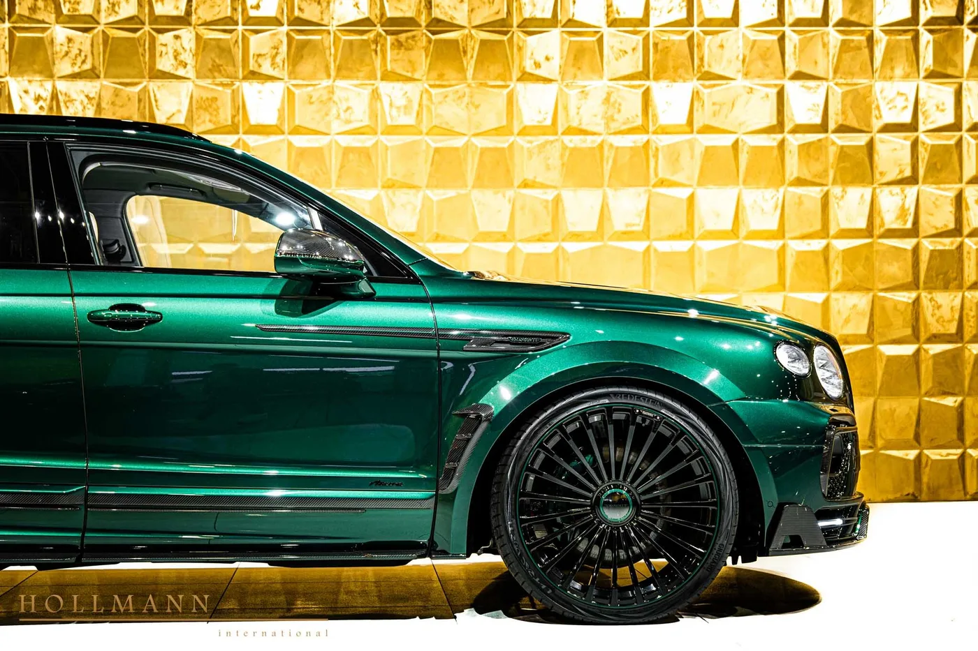 Bentley Bentayga EWB V8 offered by a specialist dealer in Stuhr, Germany, photo 6 of 8