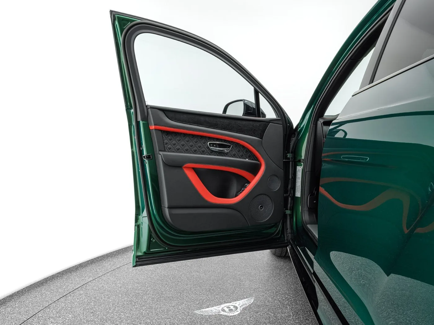 Bentley Bentayga S offered by a specialist dealer in Böblingen, Germany, photo 9 of 15