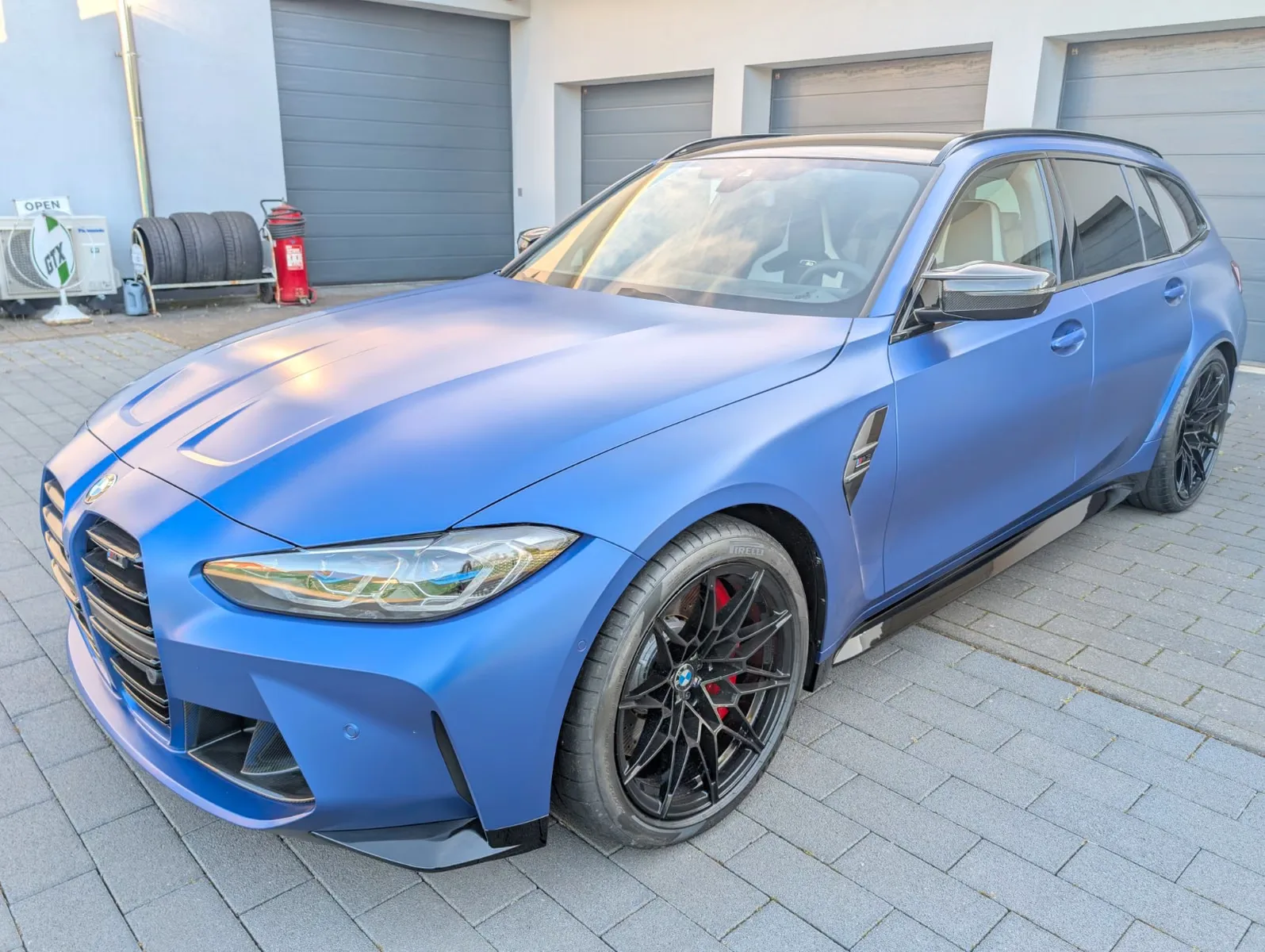 BMW M3 Competition Touring in BMW Individual Frozen Portimao Blue Metallic, vordere Dreiviertelansicht