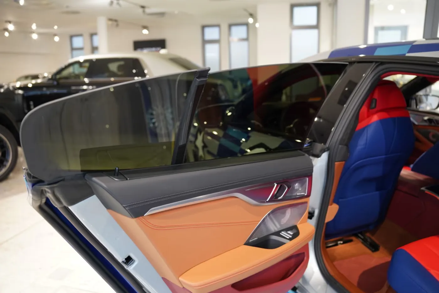 BMW M850i xDrive Gran Coupé THE 8 X JEFF KOONS offered by a specialist dealer in Haar, Germany, photo 19 of 28