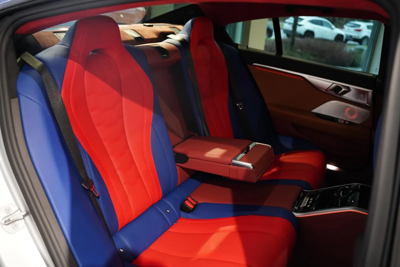 BMW M850i xDrive Gran Coupé THE 8 X JEFF KOONS offered by a specialist dealer in Haar, Germany, photo 21 of 28