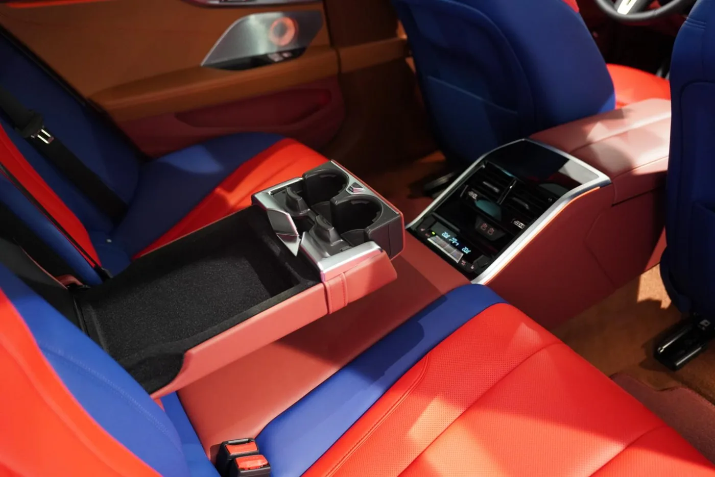 BMW M850i xDrive Gran Coupé THE 8 X JEFF KOONS offered by a specialist dealer in Haar, Germany, photo 23 of 28