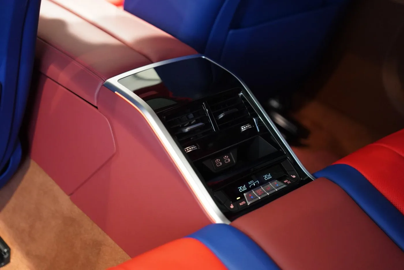 BMW M850i xDrive Gran Coupé THE 8 X JEFF KOONS offered by a specialist dealer in Haar, Germany, photo 24 of 28