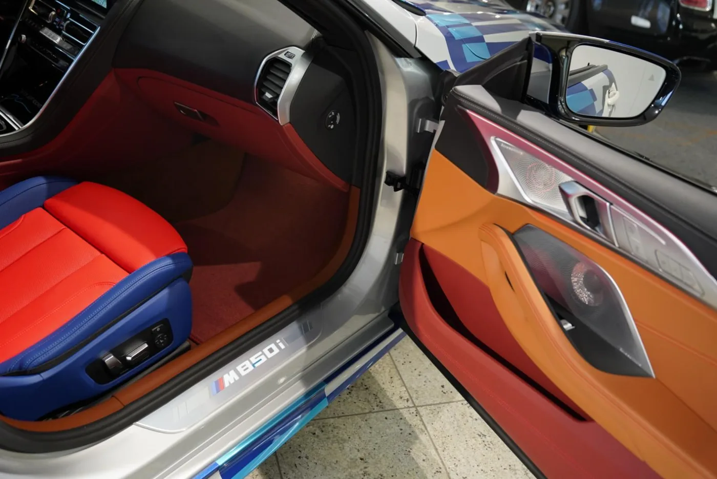 BMW M850i xDrive Gran Coupé THE 8 X JEFF KOONS offered by a specialist dealer in Haar, Germany, photo 25 of 28