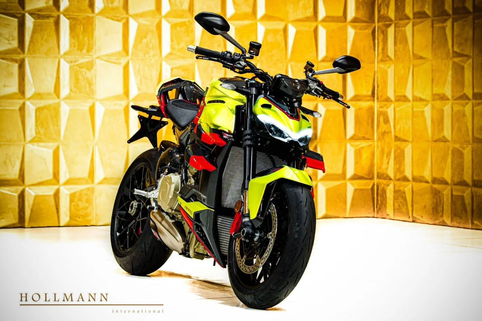 Ducati Streetfighter V4 proposée par un concessionnaire spécialisé à Stuhr, Allemagne, photo principale