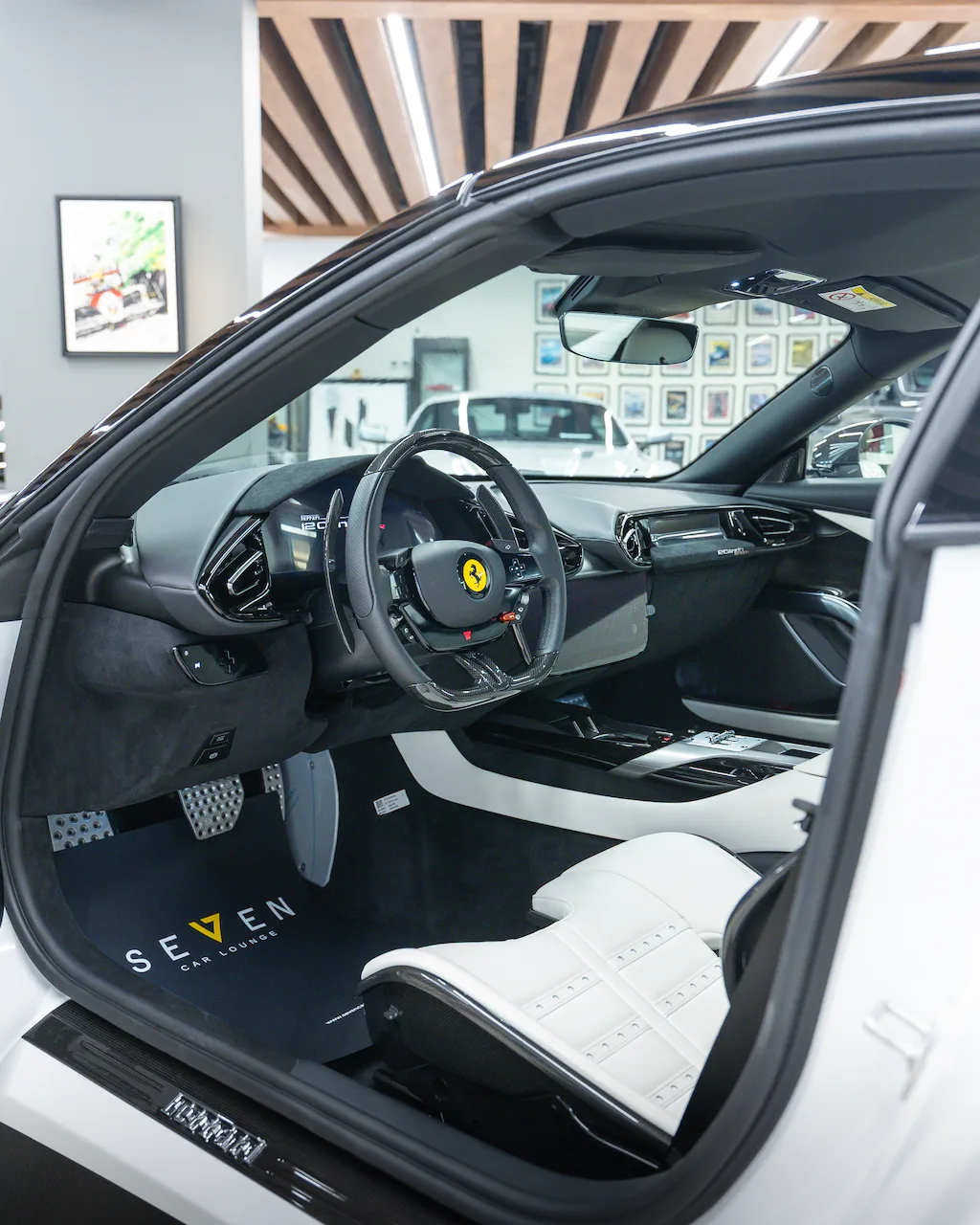 Ferrari 12Cilindri Spider angeboten von einem Supersportwagenhändler in Riyadh, Saudi-Arabien, Foto 8 von 21
