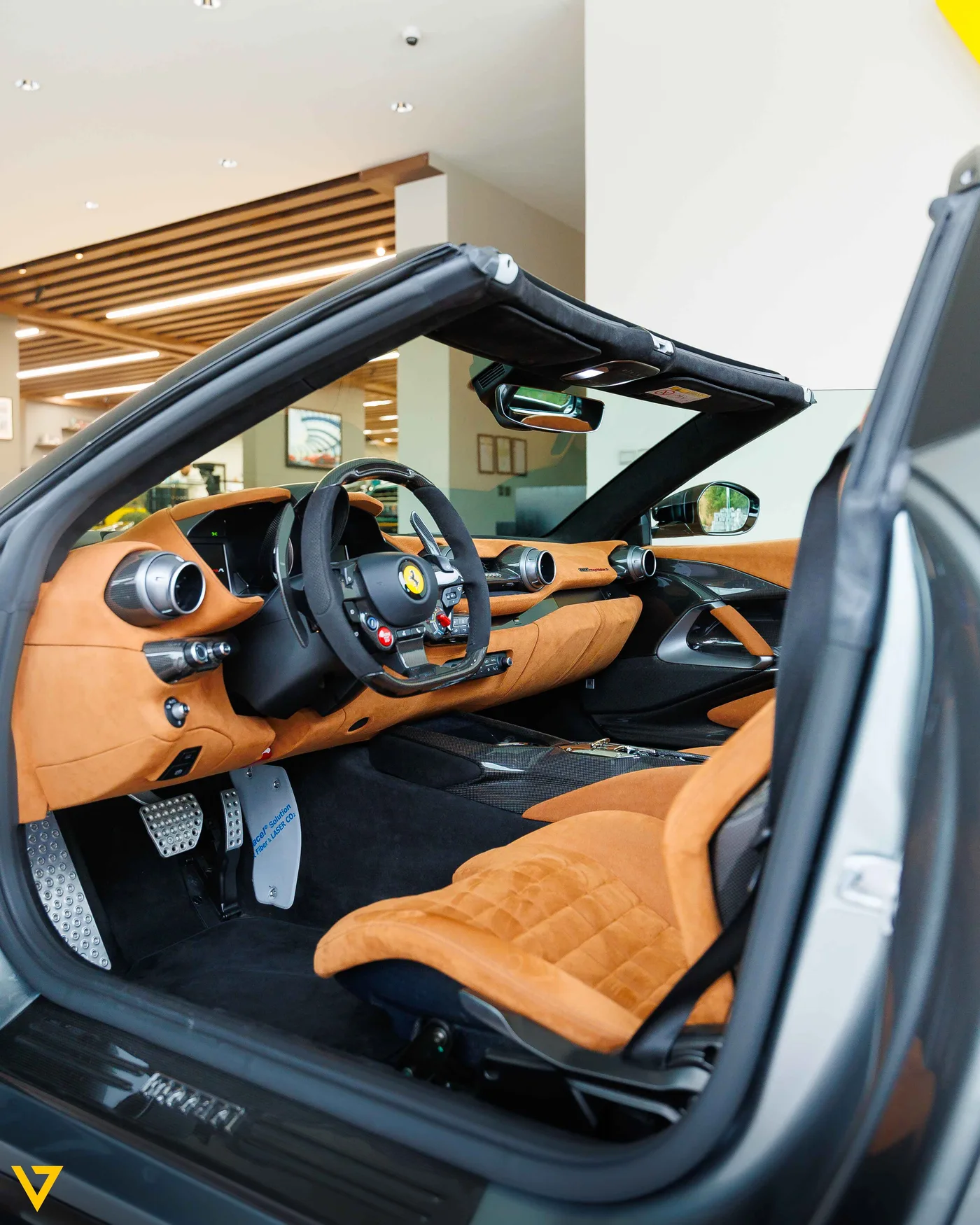 2024 Ferrari 812 Competizione Aperta angeboten von einem Supersportwagenhändler in Riyadh, Saudi-Arabien, Foto 3 von 19
