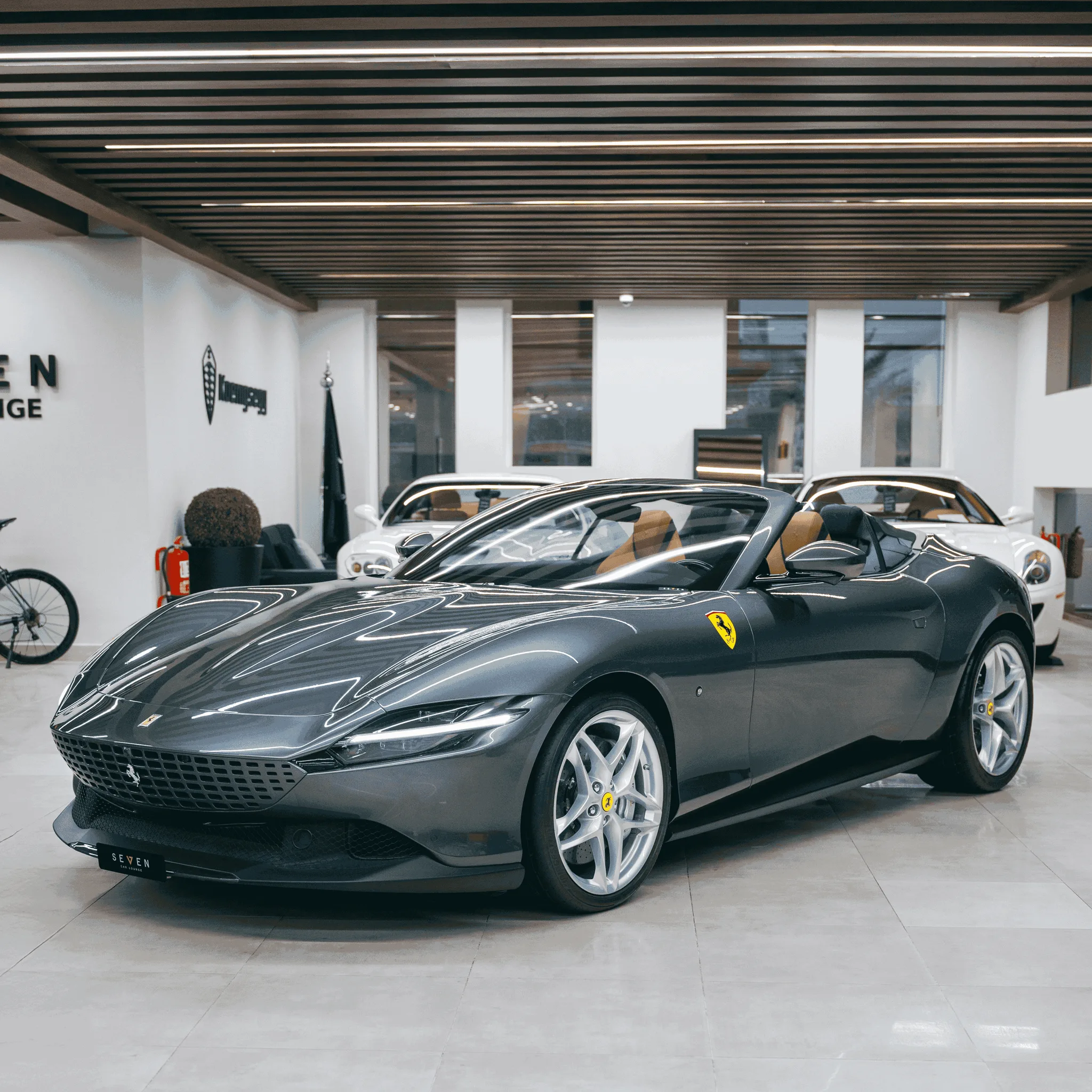 2024 Ferrari Roma Spider angeboten von einem Supersportwagenhändler in Riyadh, Saudi-Arabien, Hauptfoto