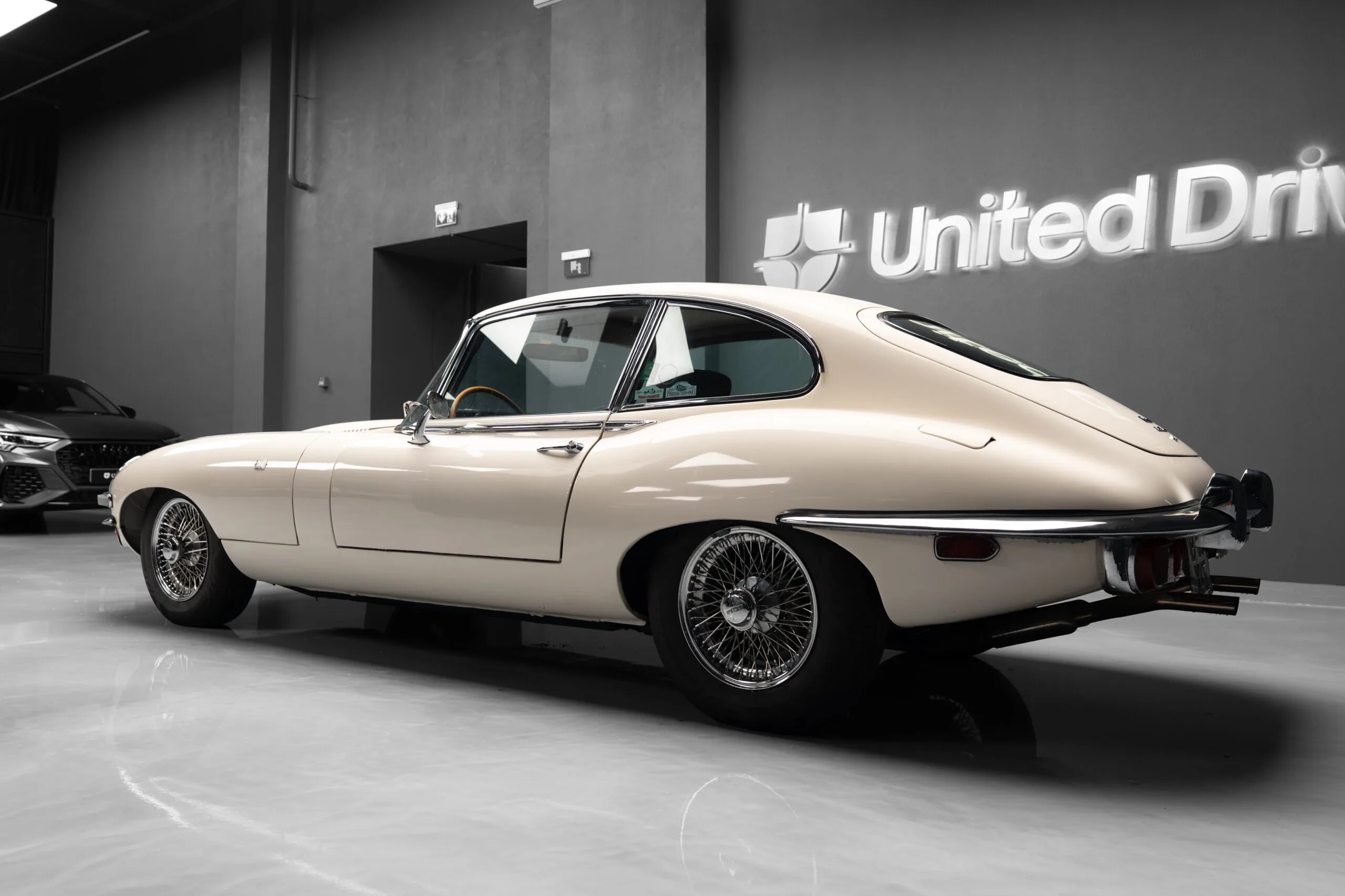 Jaguar E-Type Series 2 2+2, 8/27