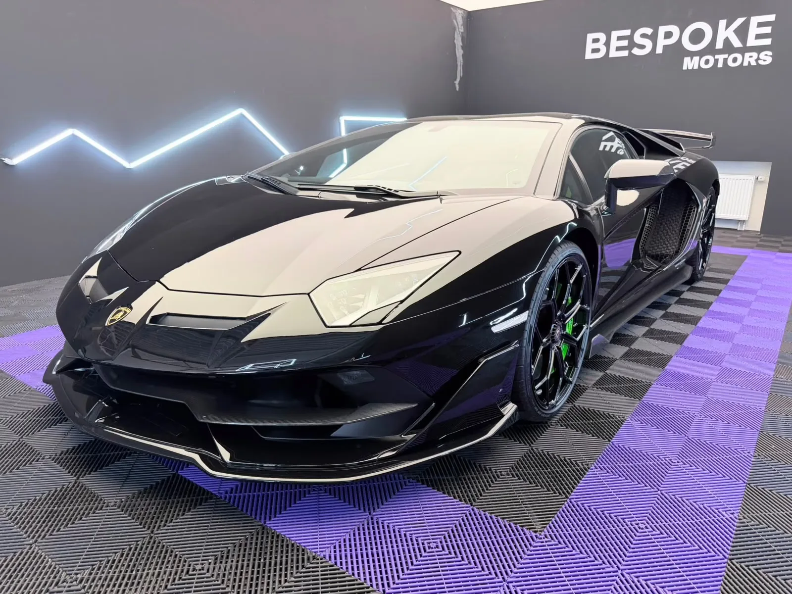 Lamborghini Aventador SVJ proposée par un concessionnaire spécialisé à Bratislava, Slovaquie, photo principale