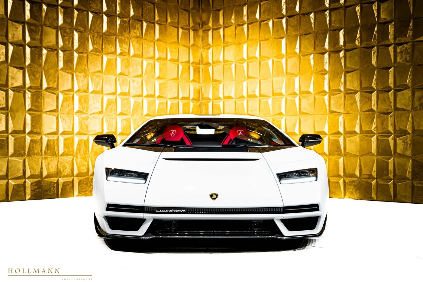 Lamborghini Countach LPI 800-4 offered by a specialist dealer in Stuhr, Germany, photo 2 of 8