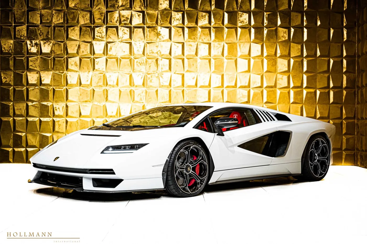 Lamborghini Countach LPI 800-4 offered by a specialist dealer in Stuhr, Germany, photo 3 of 8