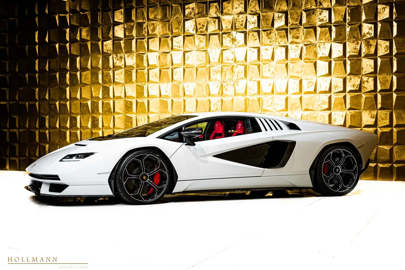 Lamborghini Countach LPI 800-4 offered by a specialist dealer in Stuhr, Germany, photo 4 of 8